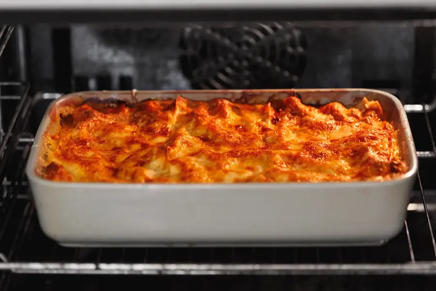 Lasaña italiana con cocción de queso gratinado en el horno