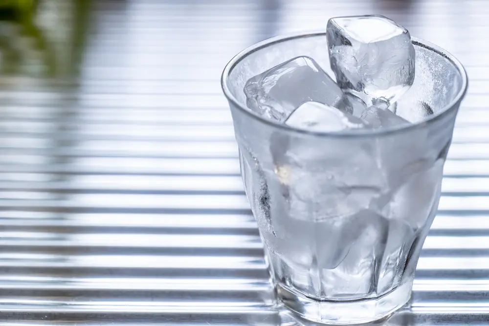 vaso de agua con hielo